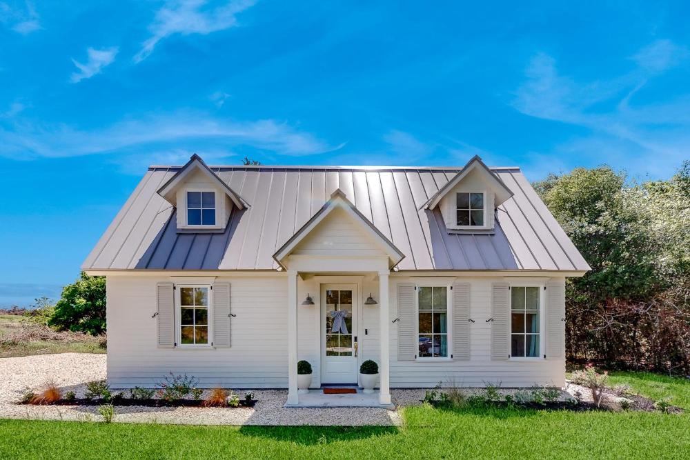 Off-Grid and Elegant Farmhouse Near Somerville Lake